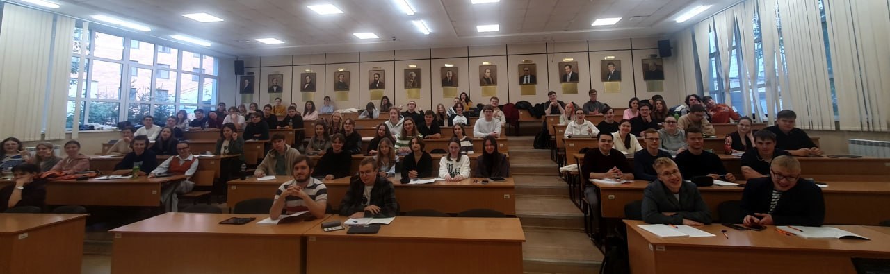 A full lecture hall at the first lecture of the term